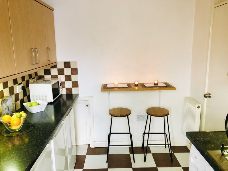 Room Bath Close in Greater London