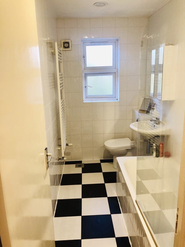 Room Bath Close in Greater London