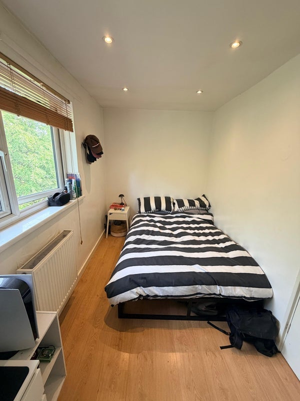 Room Bath Close in Greater London