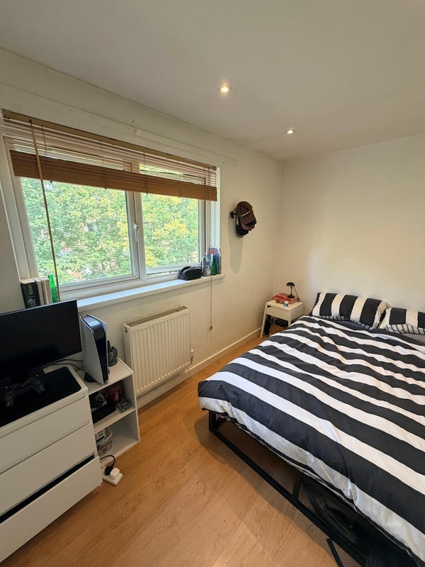Room Bath Close in Greater London