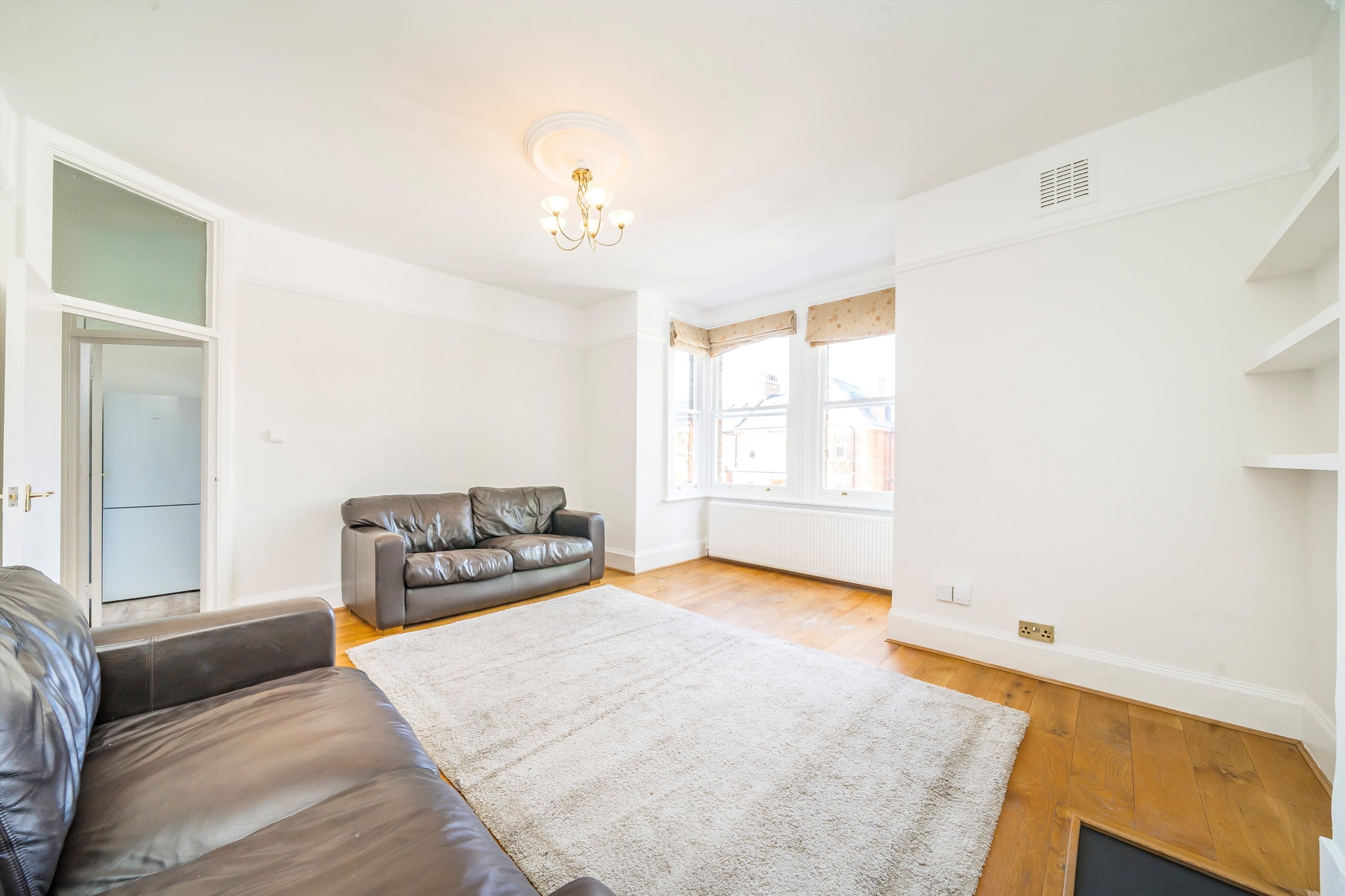 Flat Cumberland Park in Greater London