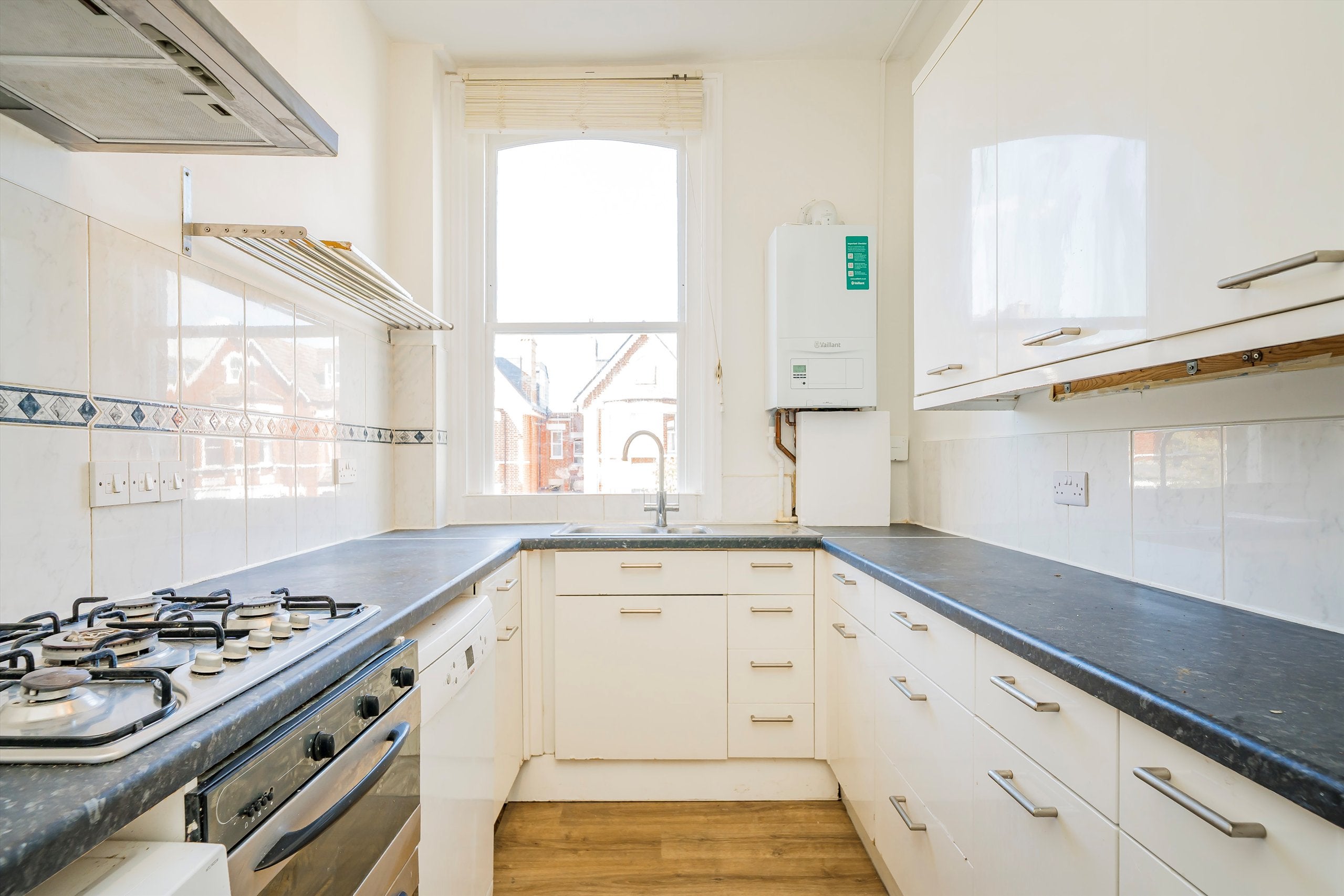 Flat Cumberland Park in Greater London