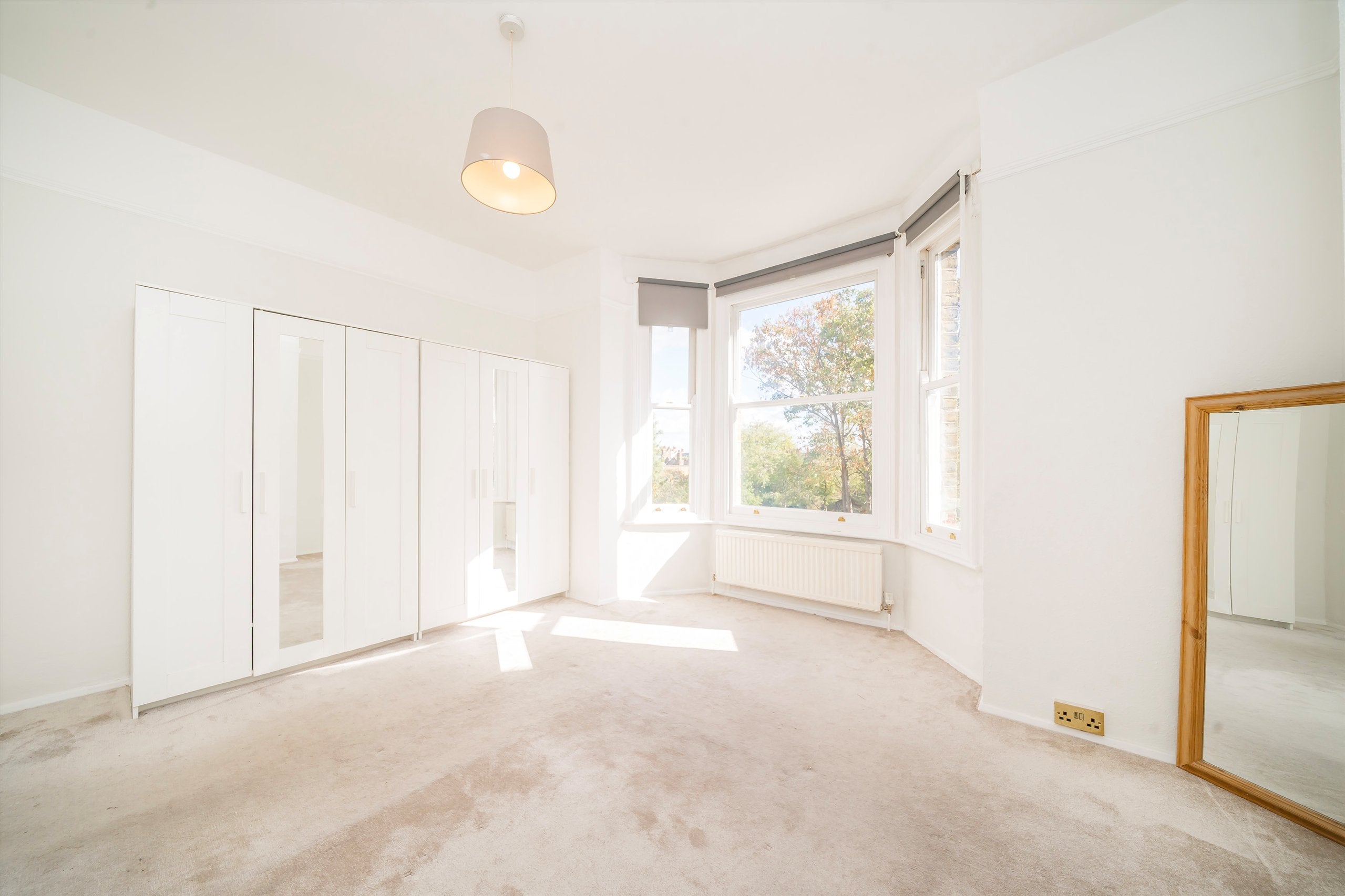 Flat Cumberland Park in Greater London