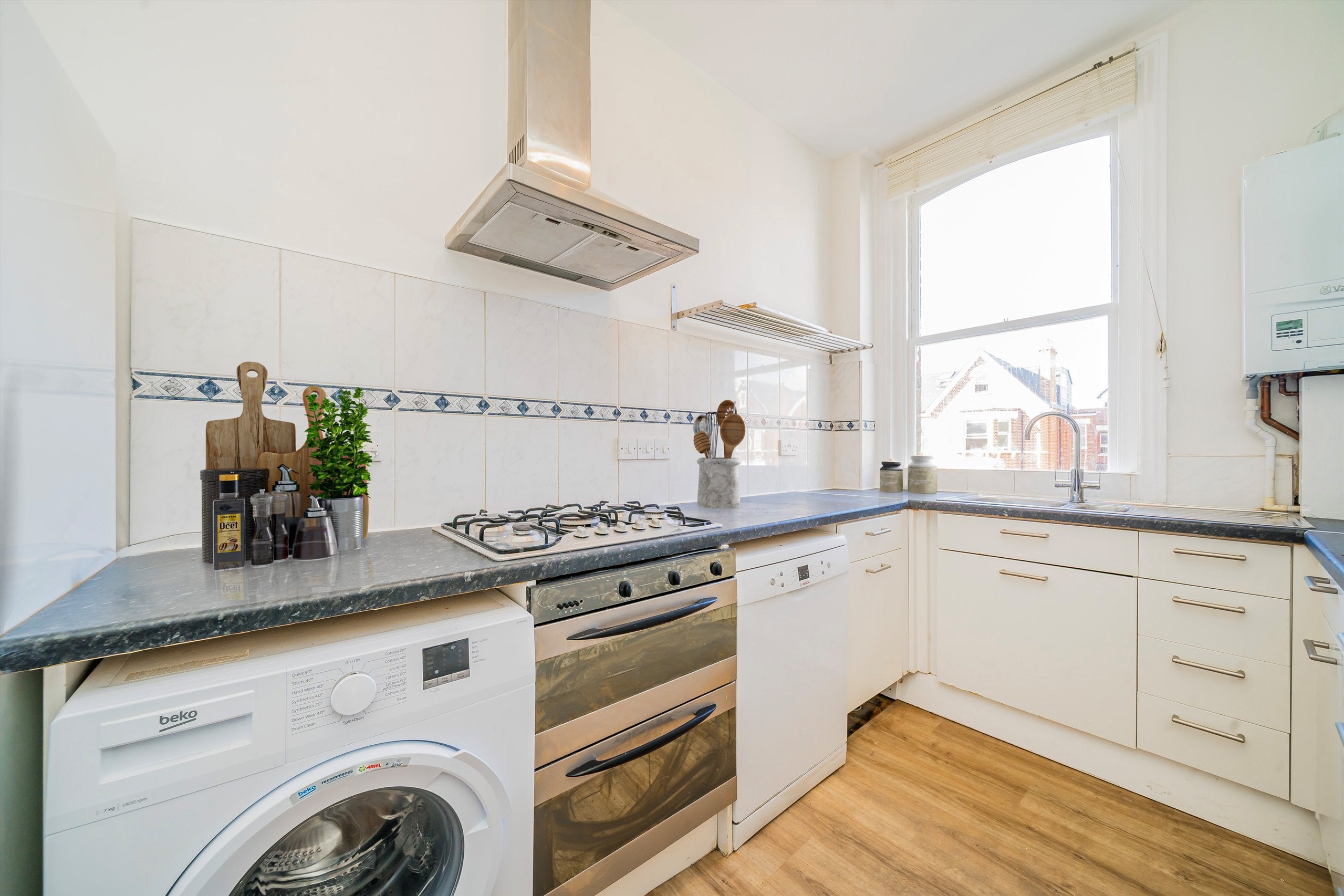 Flat Cumberland Park in Greater London
