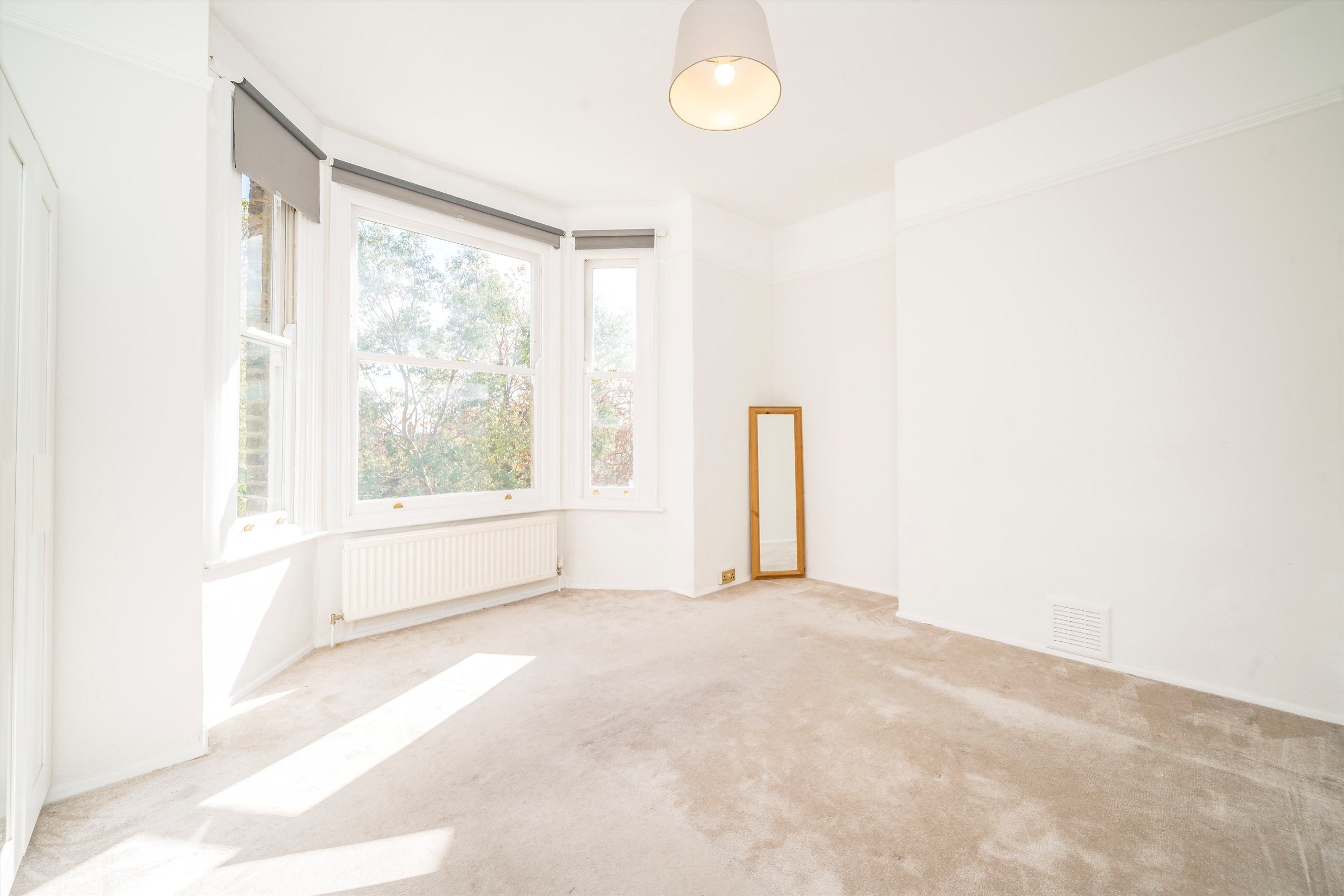 Flat Cumberland Park in Greater London