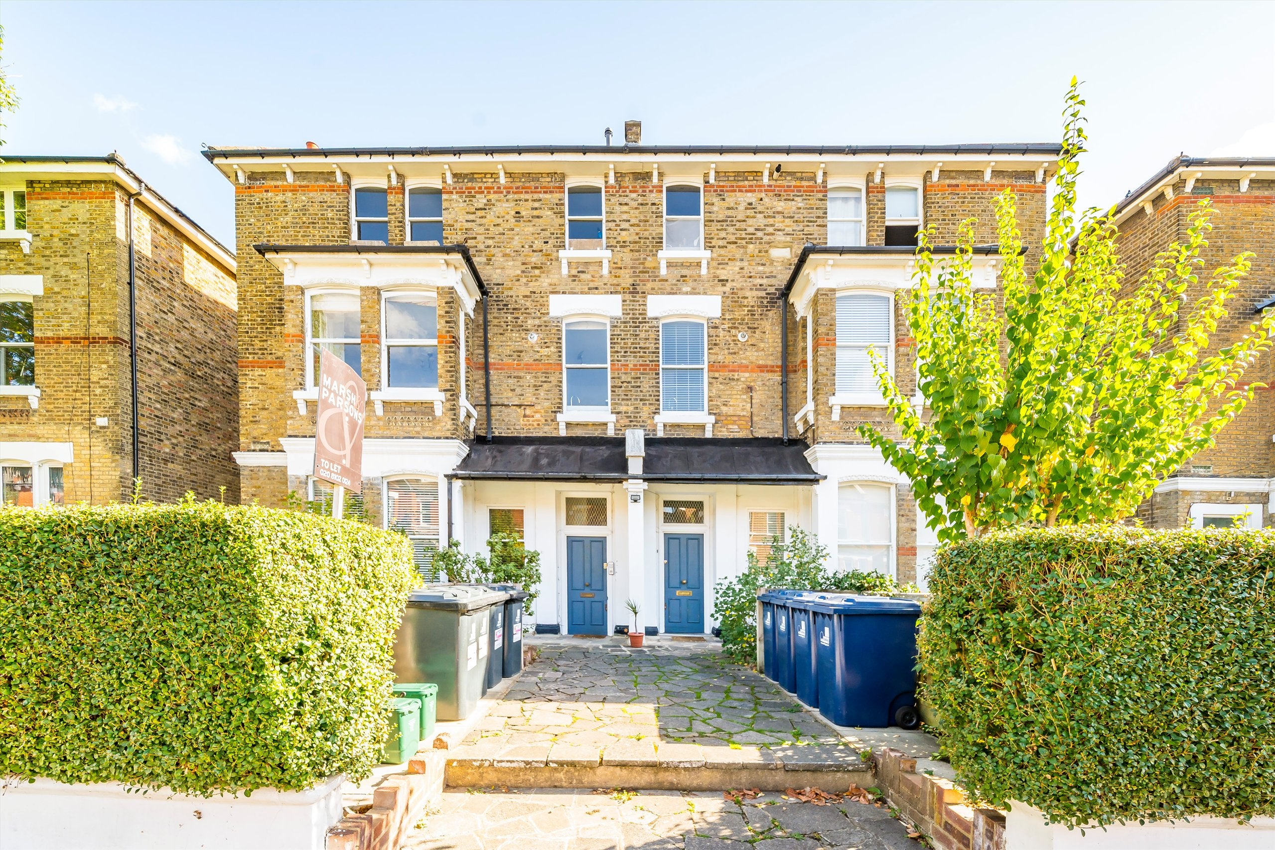 Flat Cumberland Park in Greater London