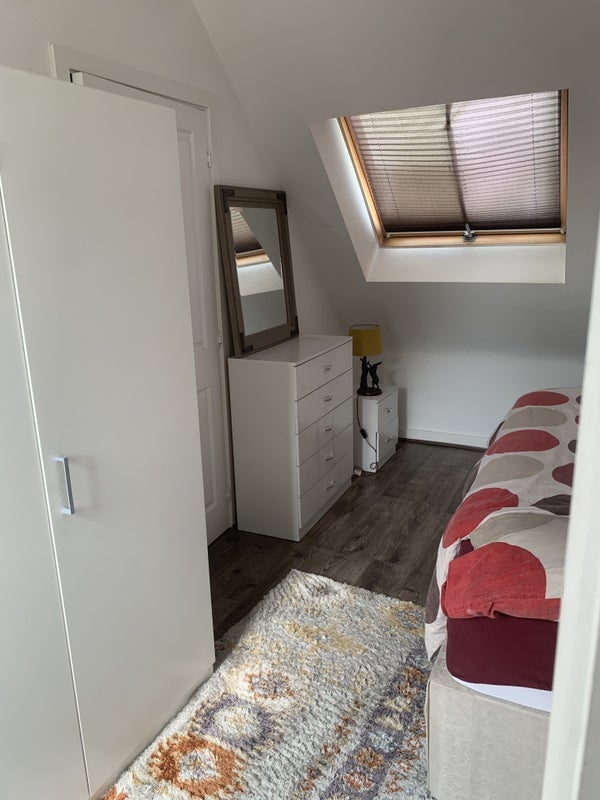 Room Blackburn Row in Nottingham