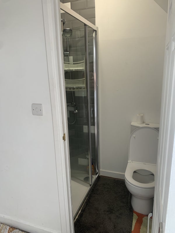 Room Blackburn Row in Nottingham