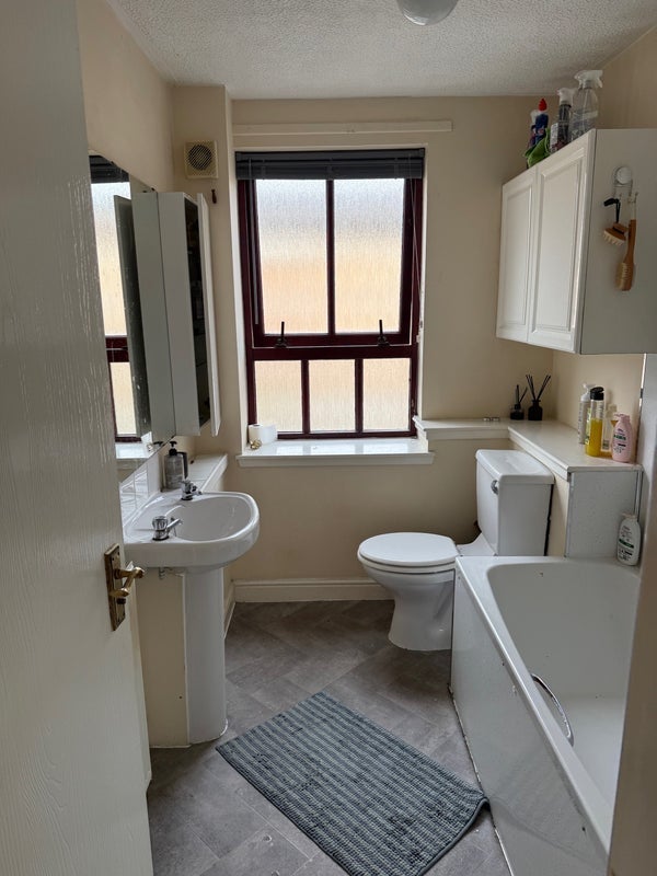 Room Errol Gardens in Glasgow