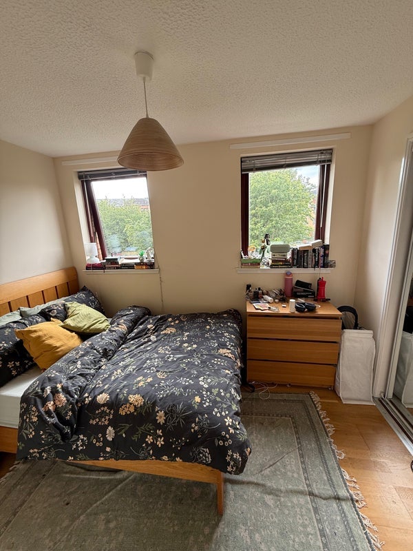 Room Errol Gardens in Glasgow