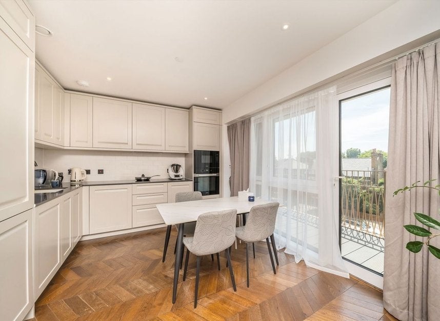 Flat Wheatfield Way in Greater London