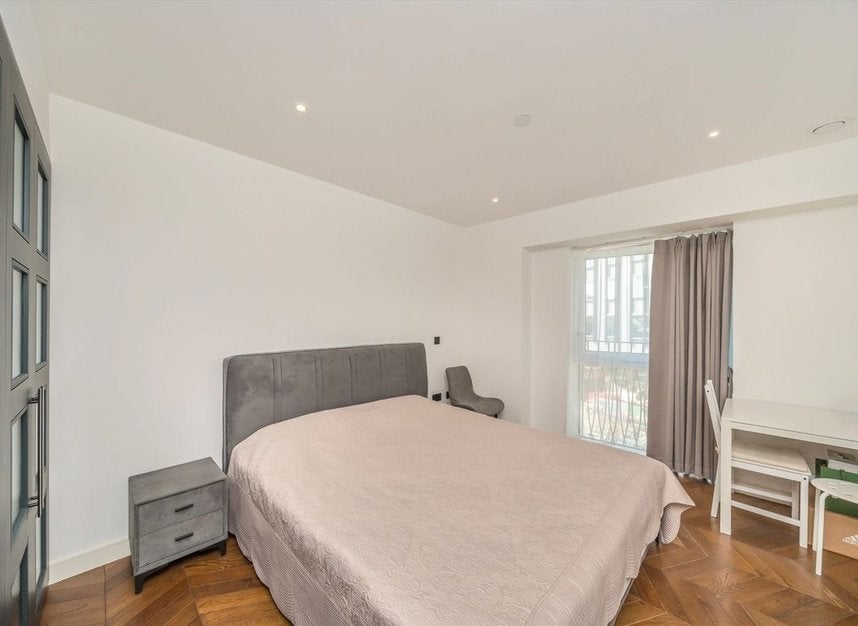 Flat Wheatfield Way in Greater London