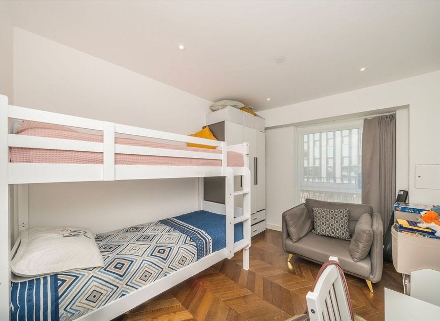 Flat Wheatfield Way in Greater London