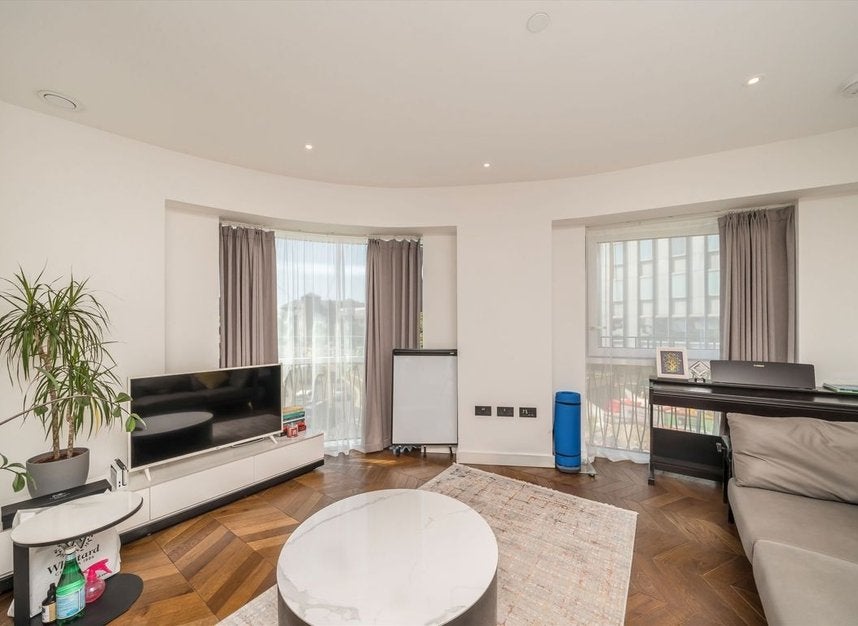 Flat Wheatfield Way in Greater London