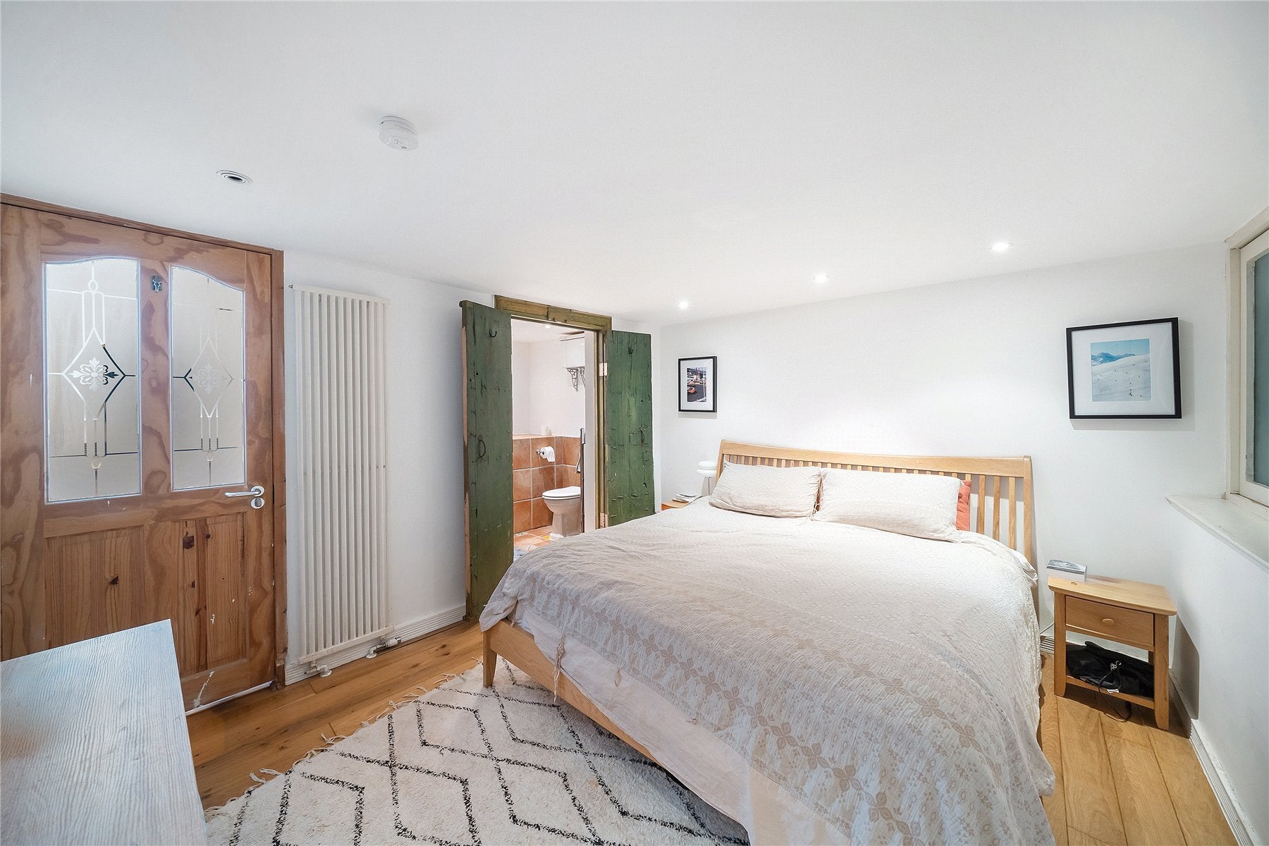 Flat Linden Gardens in Greater London