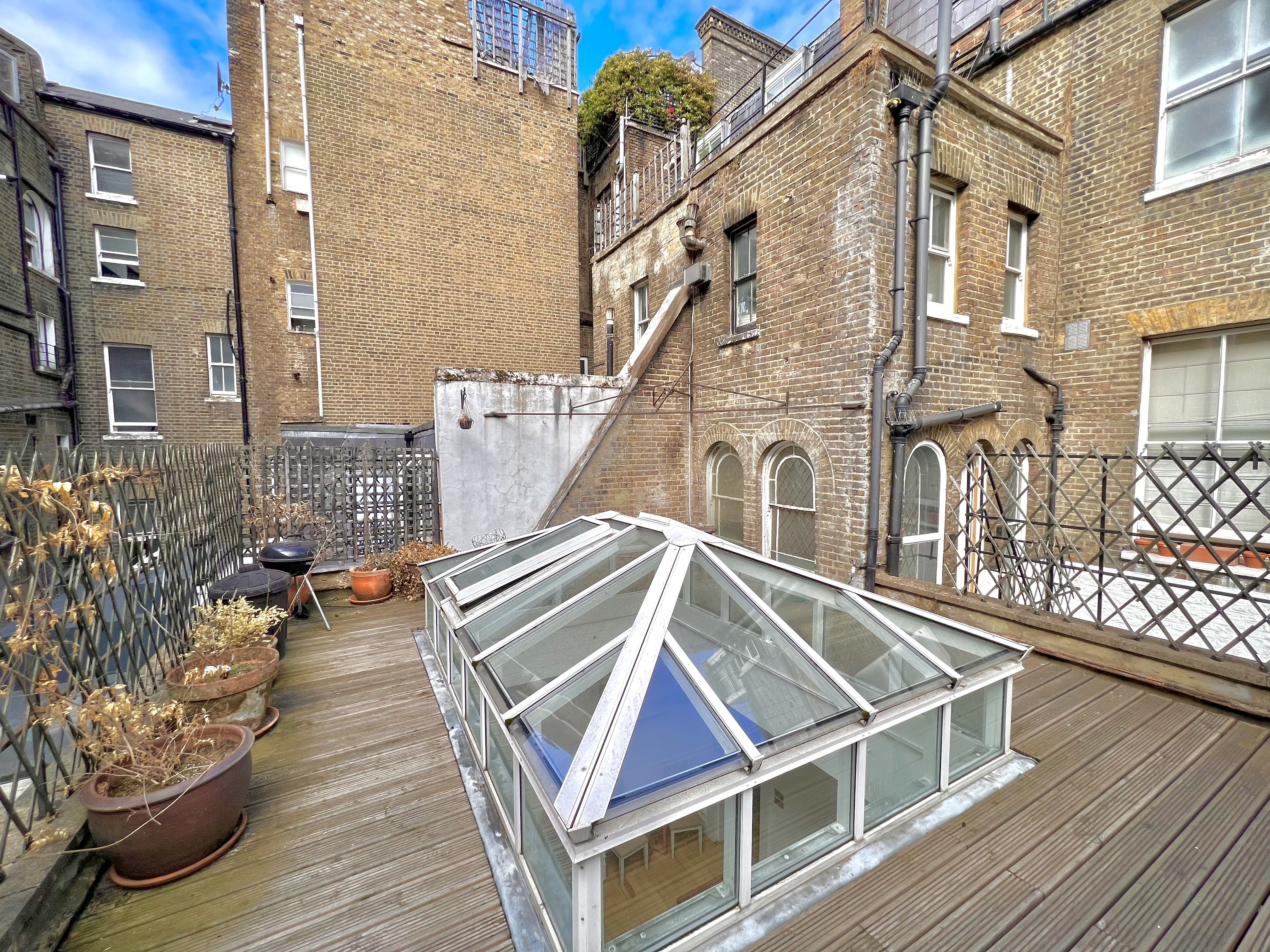 Flat Linden Gardens in Greater London