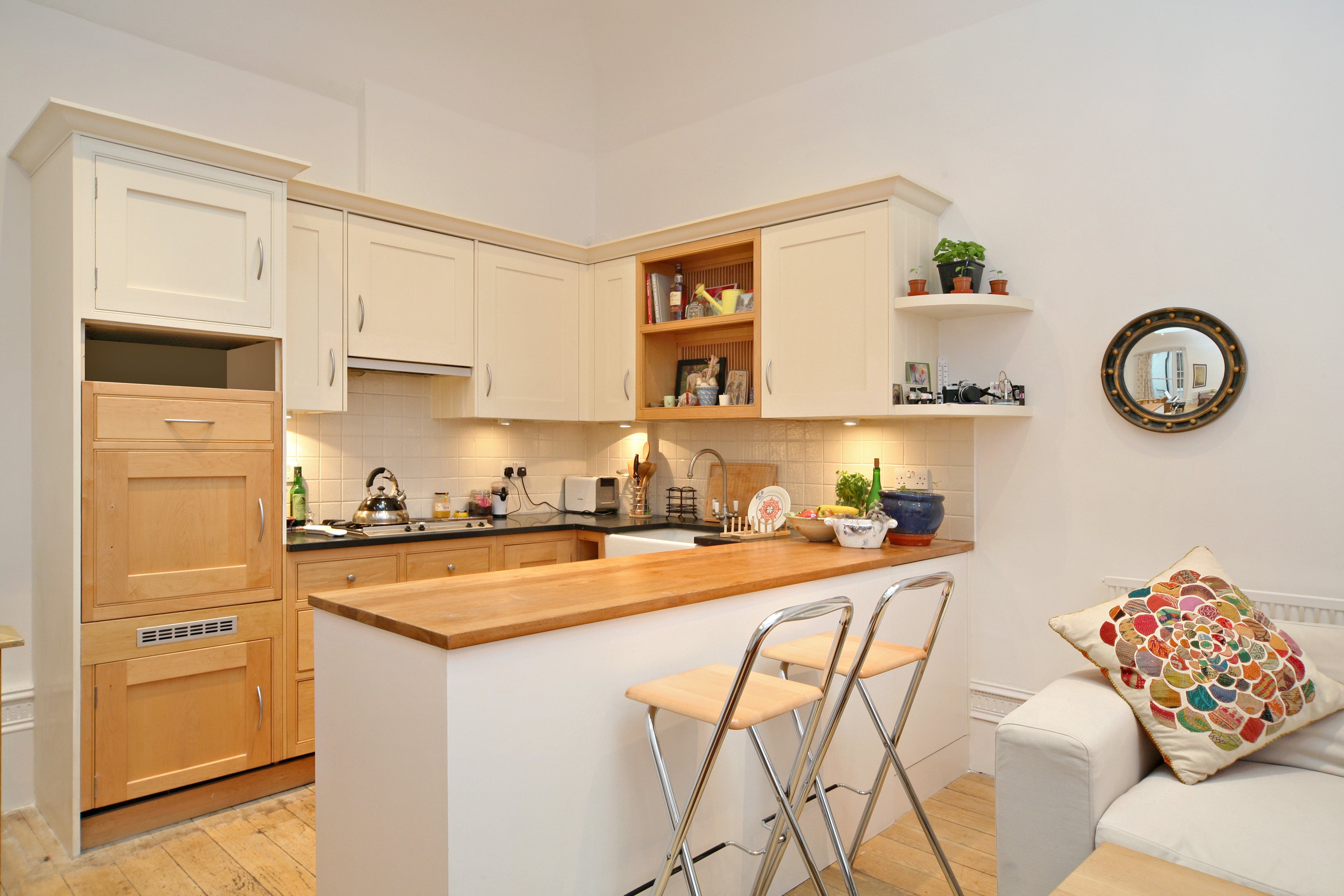 Flat Linden Gardens in Greater London