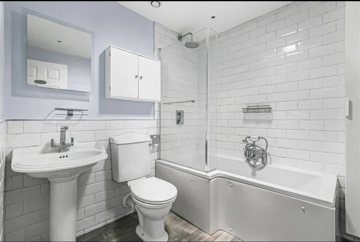 House Southwood Close in Greater London