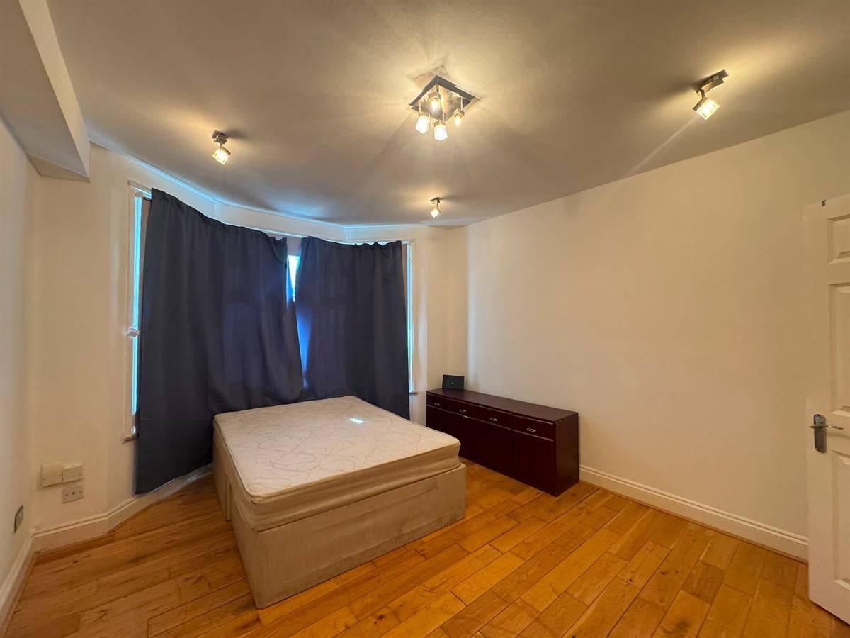 Flat Heath Road in Greater London