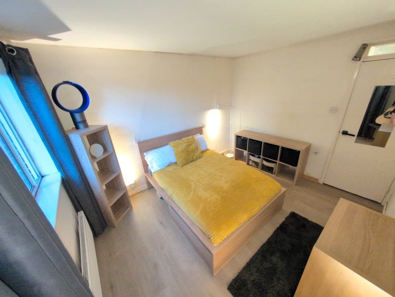 Room Dingwall Road in Greater London