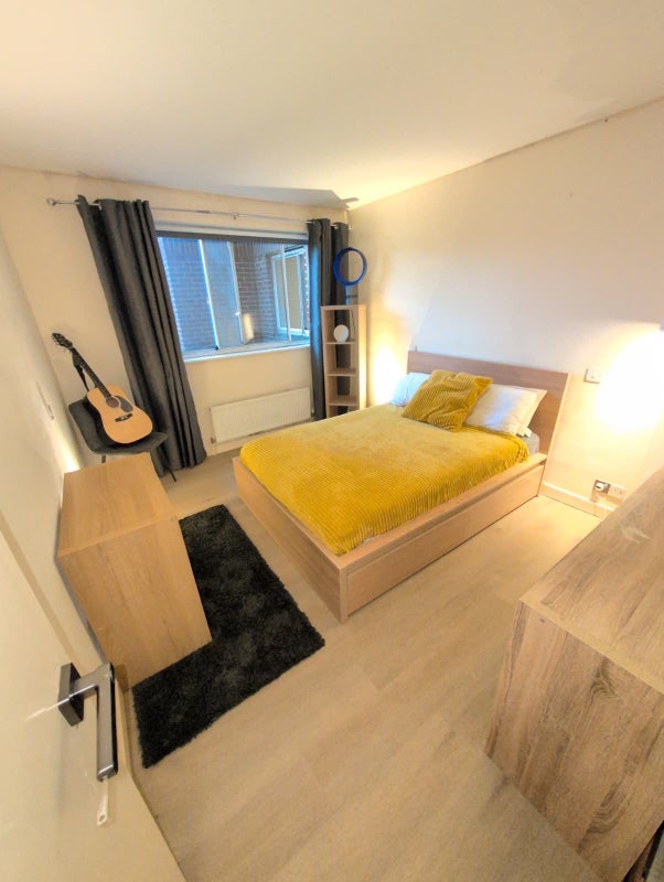 Room Dingwall Road in Greater London