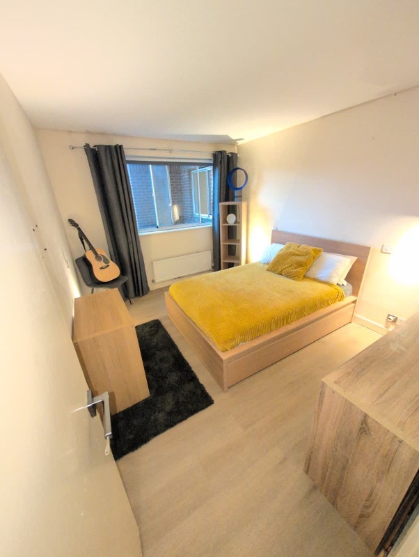 Room Dingwall Road in Greater London