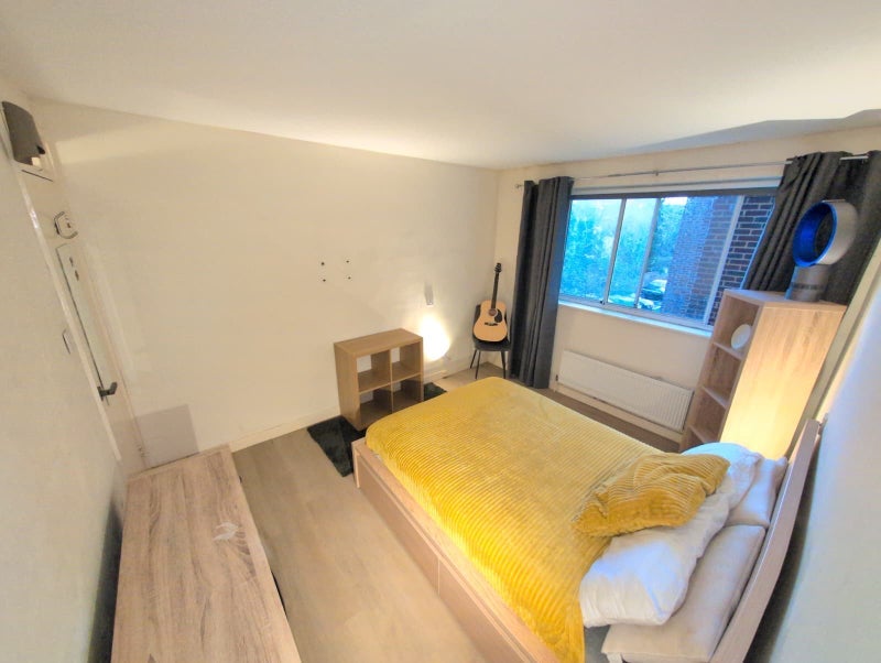 Room Dingwall Road in Greater London