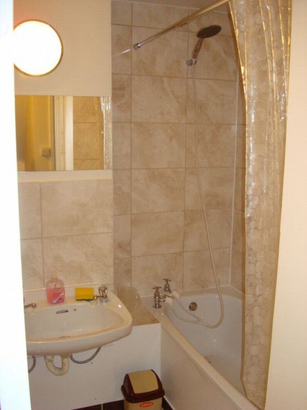 Room Inville Road in Greater London