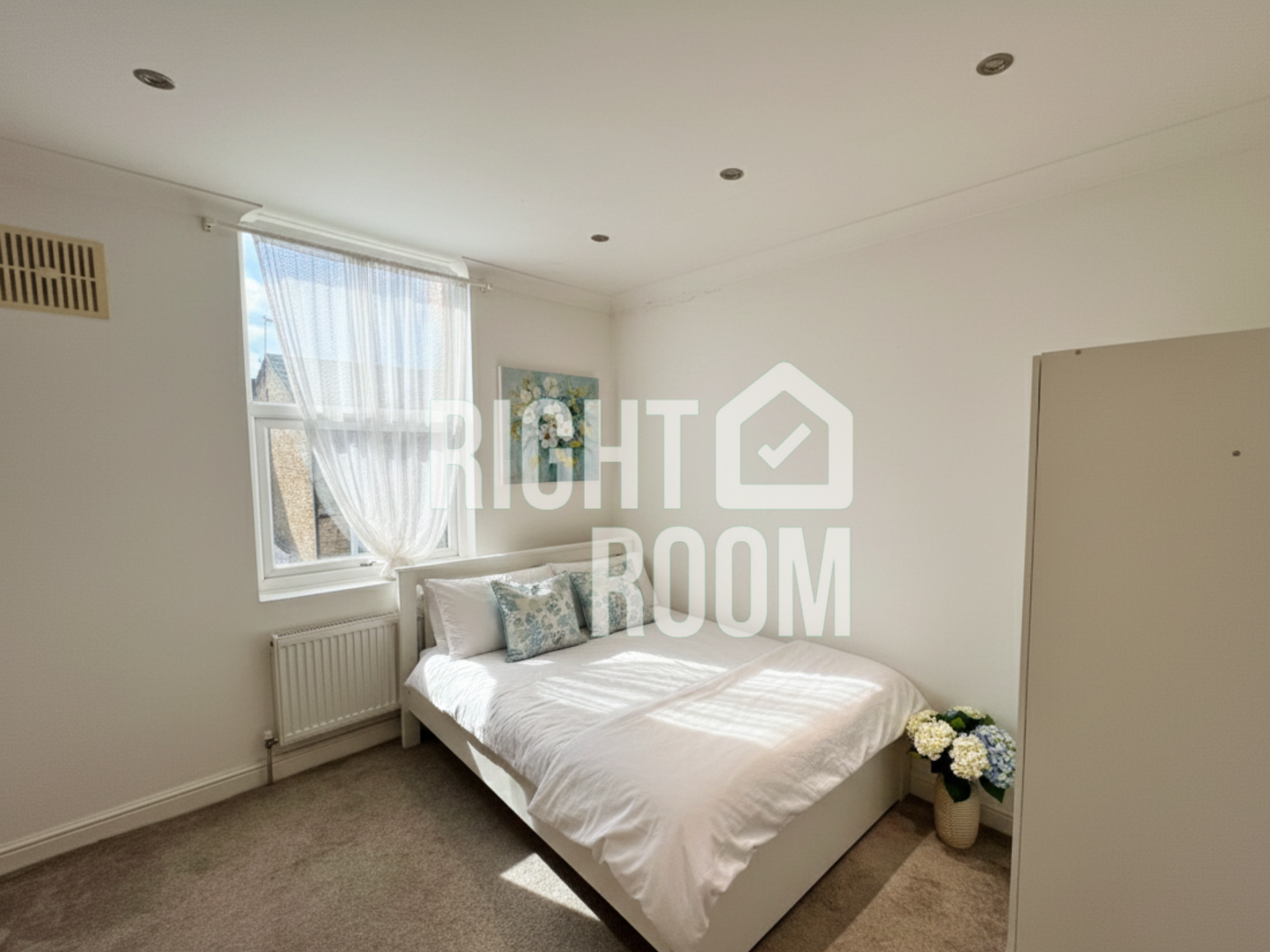 Flat Rosebank Road in Greater London