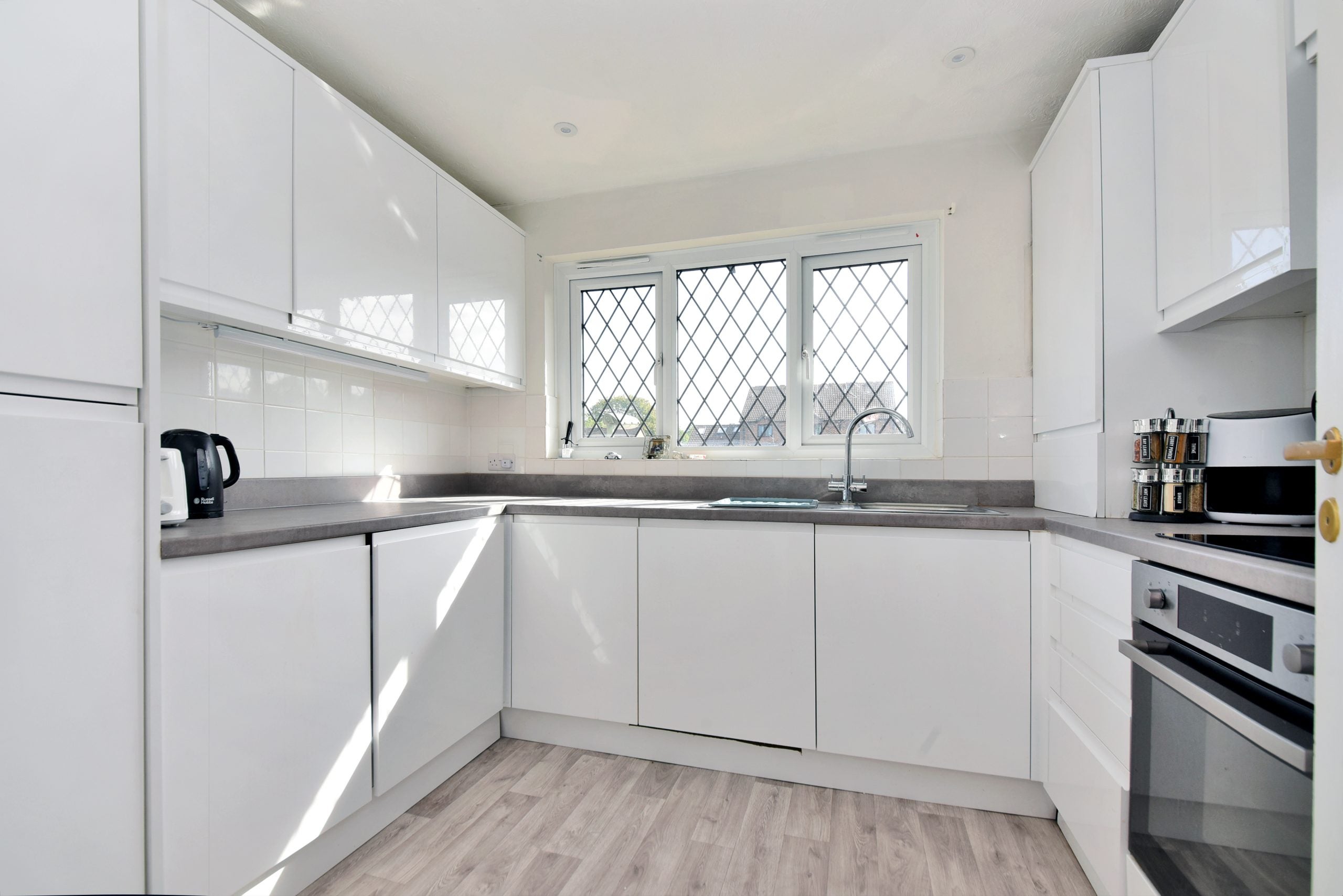 Flat Kings Chase in Walton on Thames