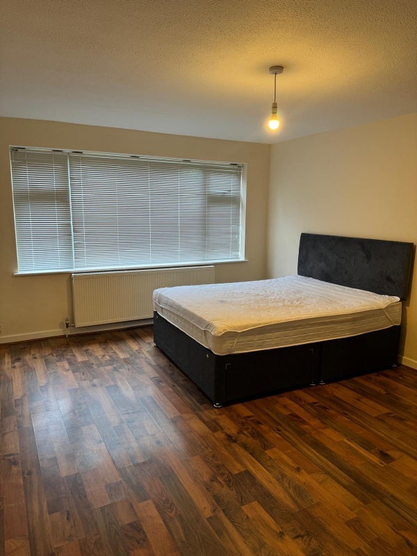 Room Outram Road in Greater London