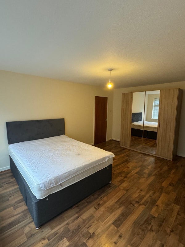 Room Outram Road in Greater London
