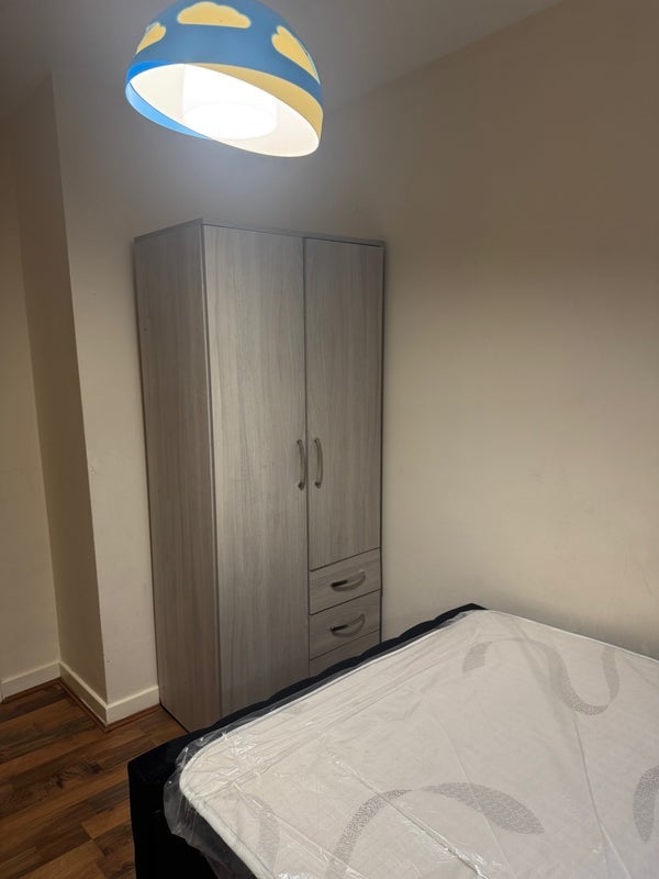 Room Outram Road in Greater London