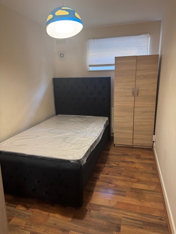 Room Outram Road in Greater London