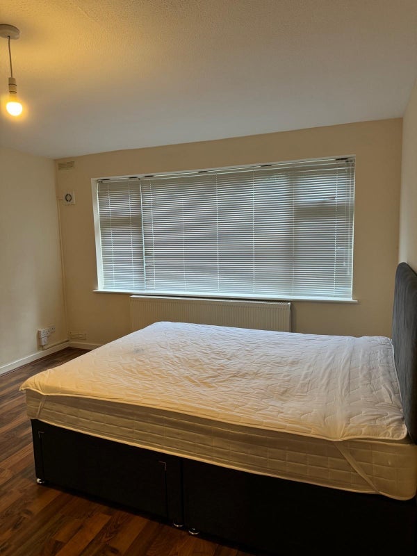 Room Outram Road in Greater London