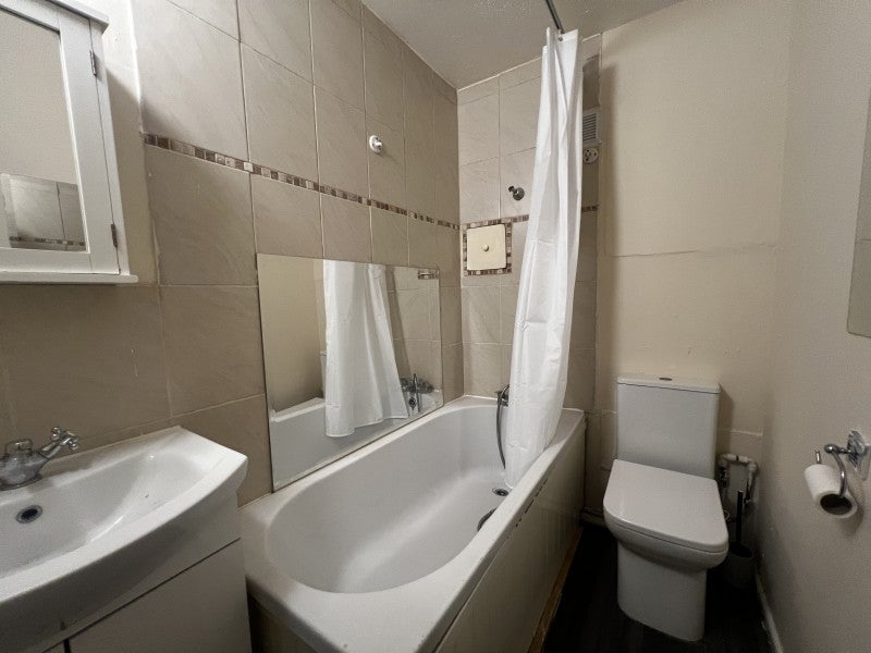 Flat Bristol Close in Borough of Spelthorne