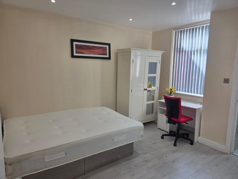 Room Binstead Close in Manchester