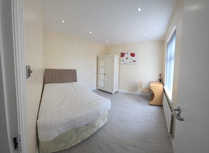 Room Binstead Close in Manchester