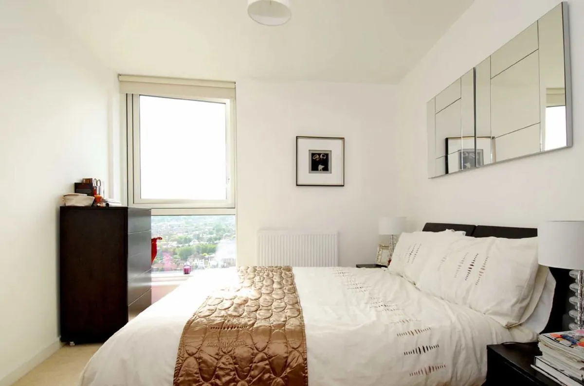 Flat Mapleton Road in Greater London