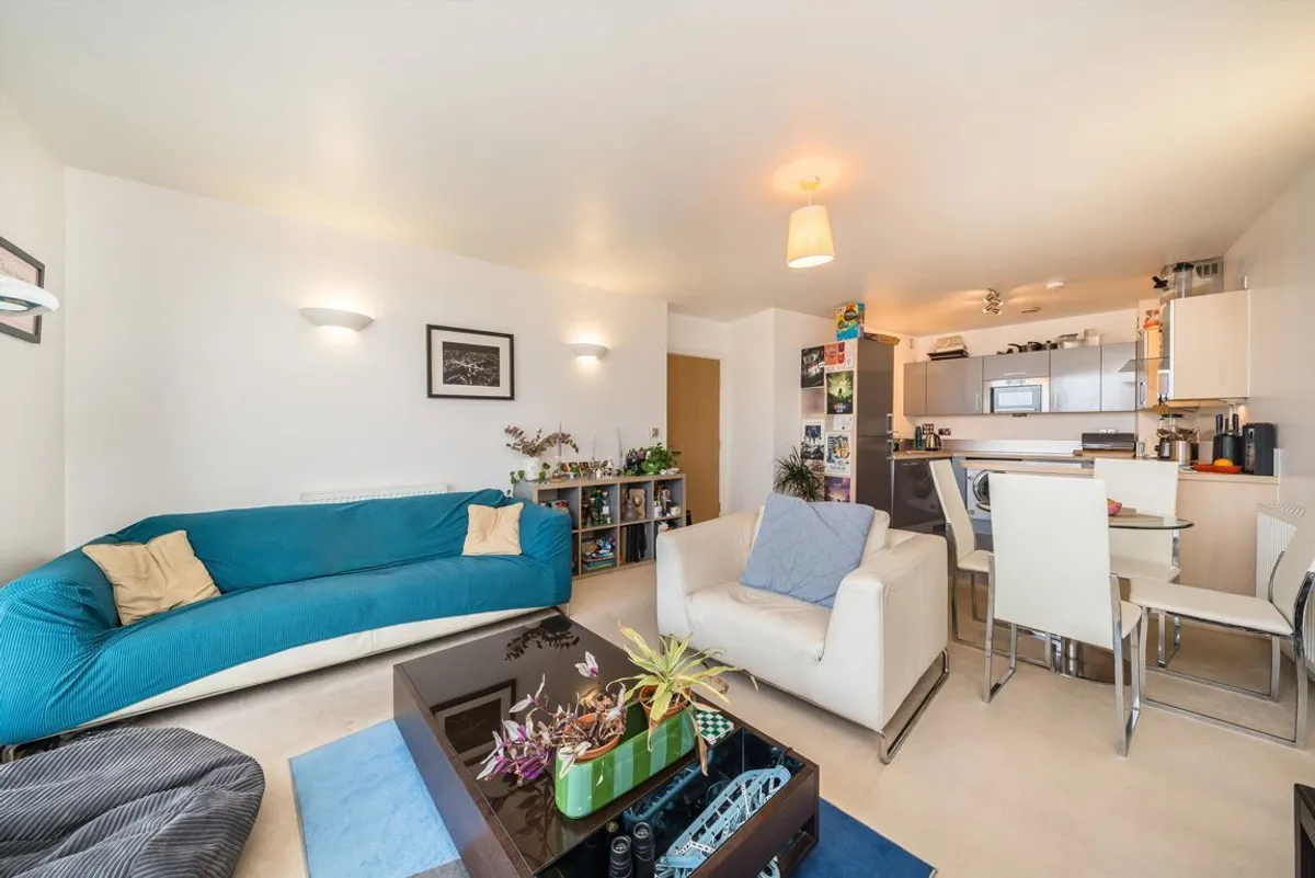Flat Mapleton Road in Greater London