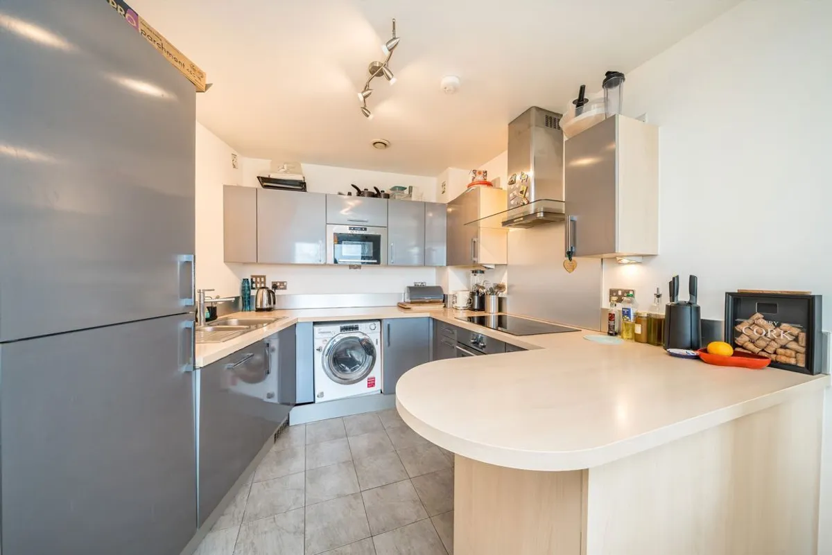 Flat Mapleton Road in Greater London