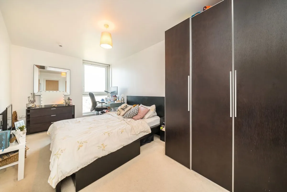 Flat Mapleton Road in Greater London
