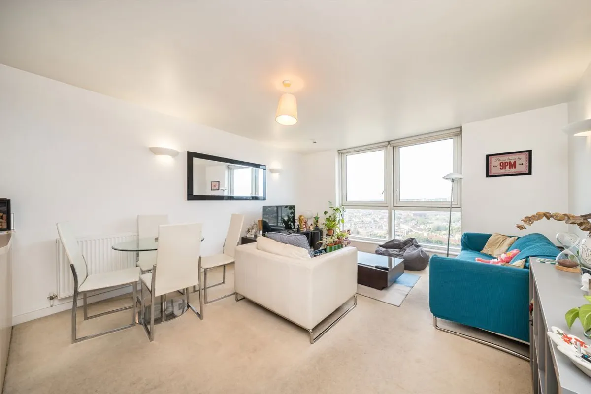 Flat Mapleton Road in Greater London