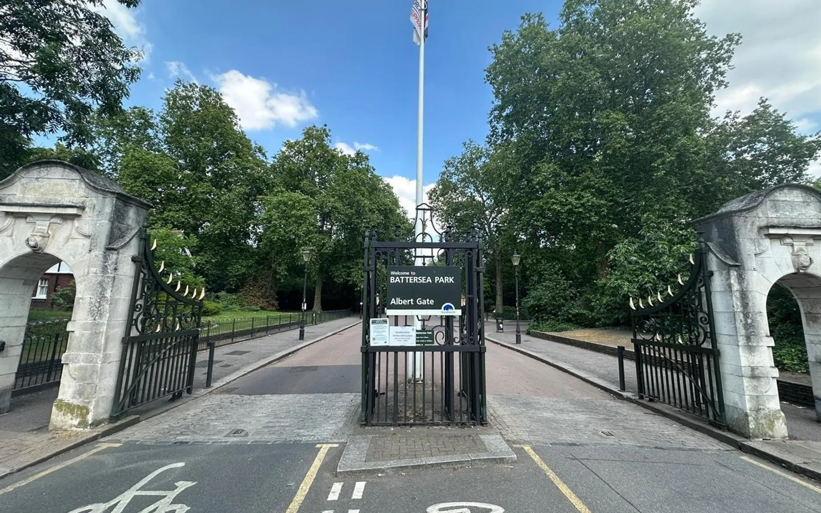 Flat Parkgate Road in Greater London