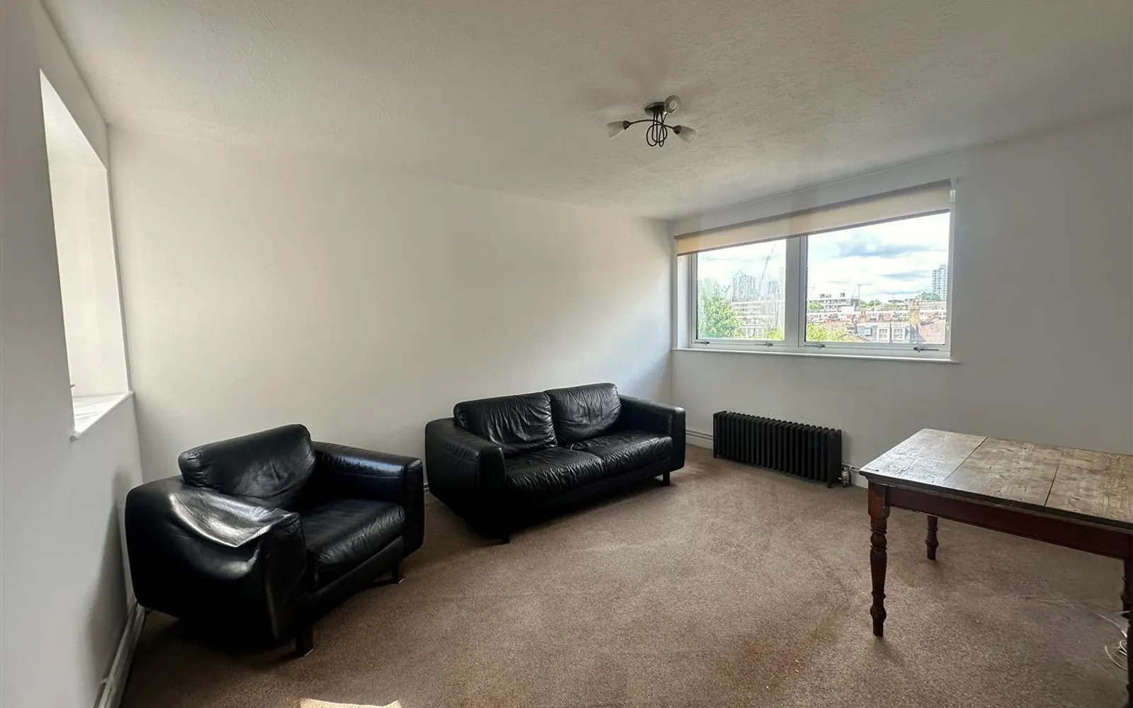 Flat Parkgate Road in Greater London