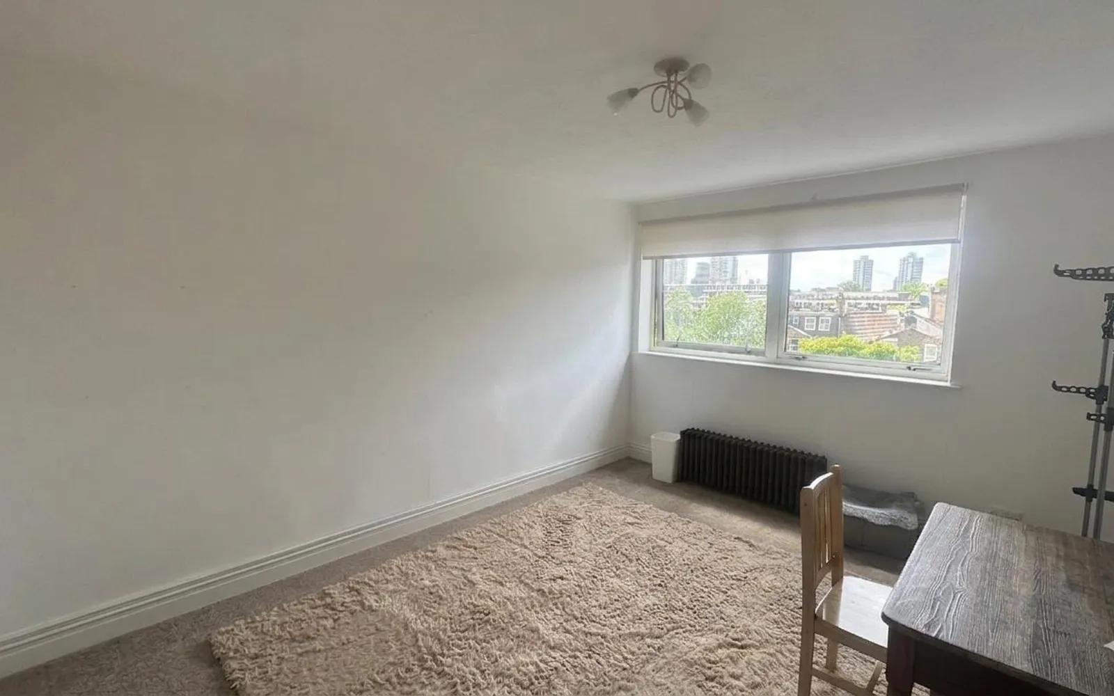 Flat Parkgate Road in Greater London