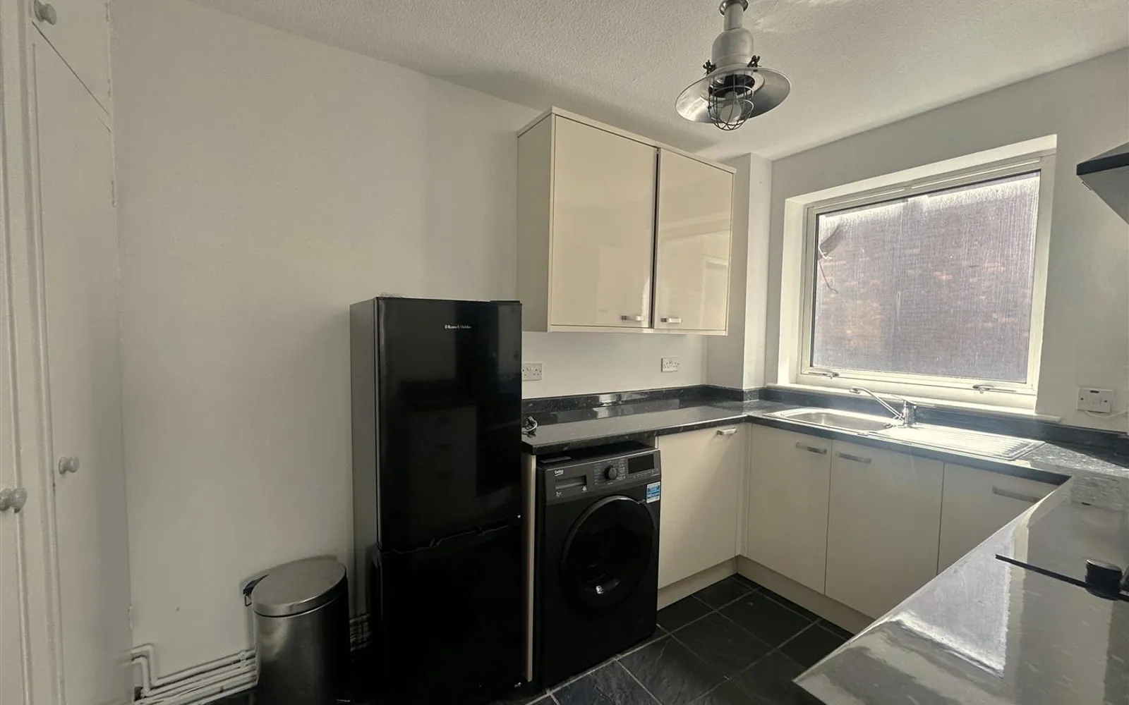 Flat Parkgate Road in Greater London