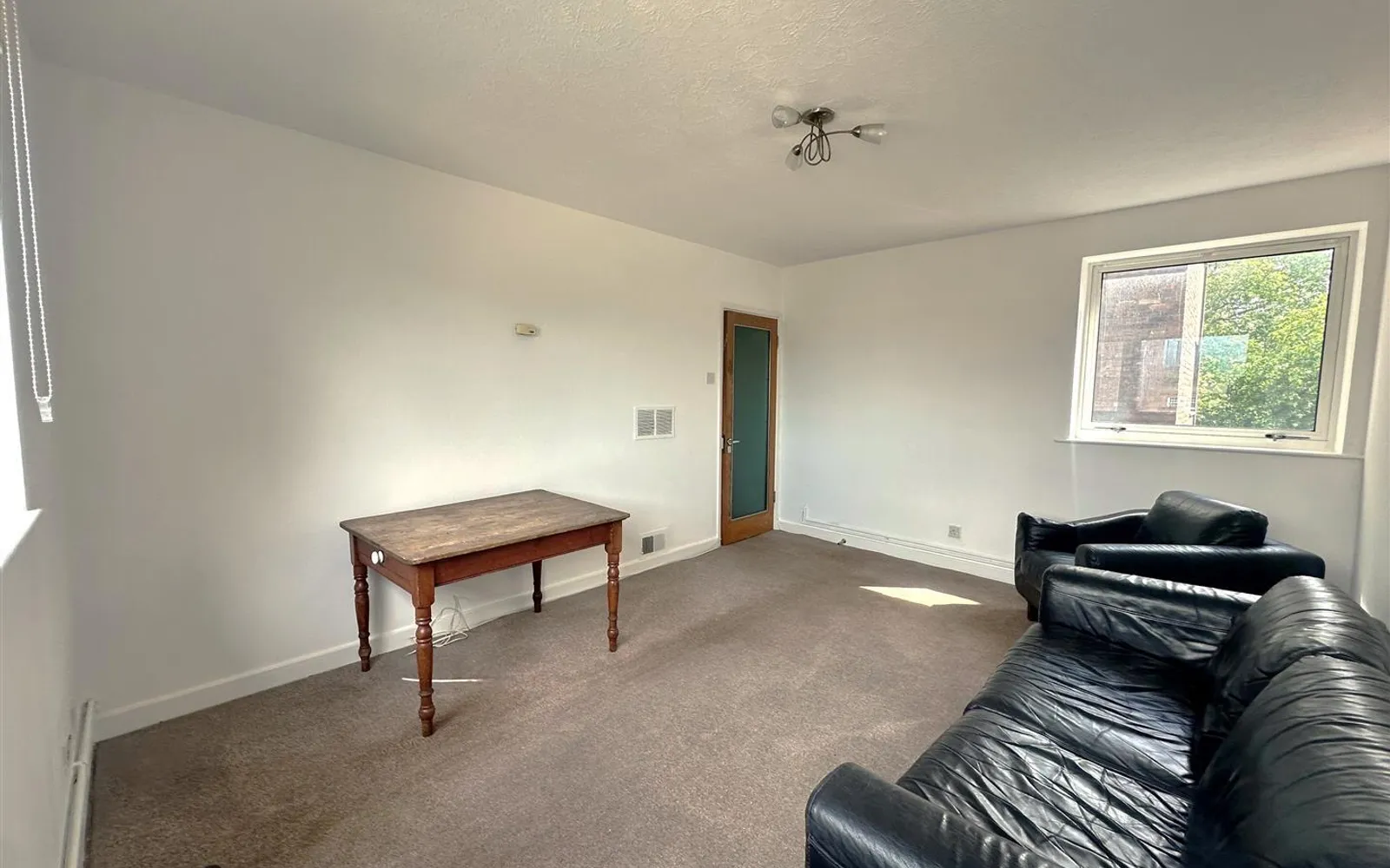 Flat Parkgate Road in Greater London