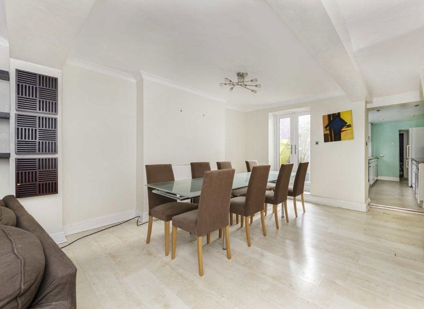 Flat Chesson Road in Greater London