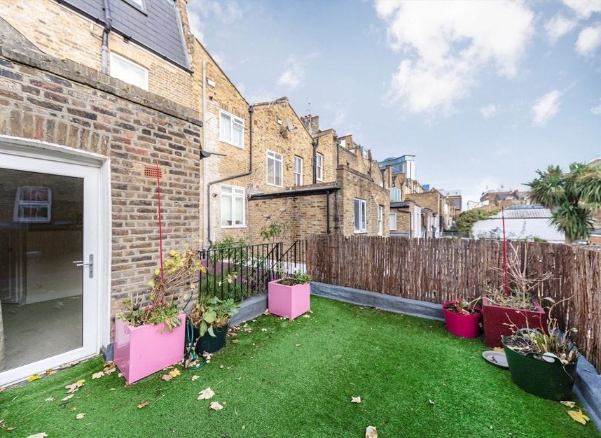 Flat Chesson Road in Greater London